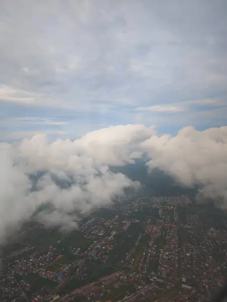 Dev beyaz bulutlu şehir manzarası 