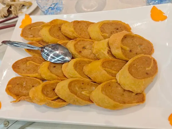 Bir tabak deniz mahsulü. 