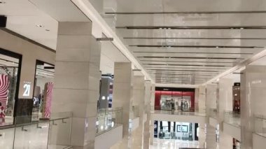 Modern bir alışveriş merkezinin içi.