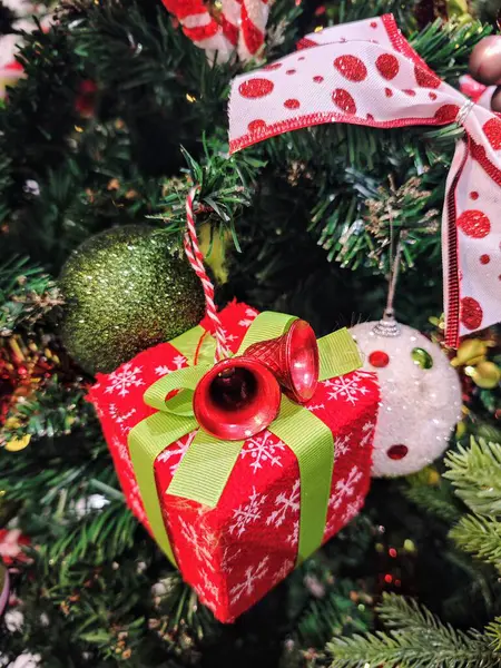 Noel ağacına hediye kutusu asmak 