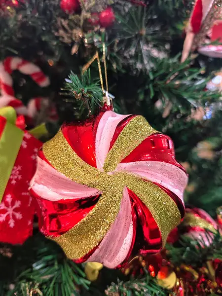 Noel ağacında altın kırmızı süs 