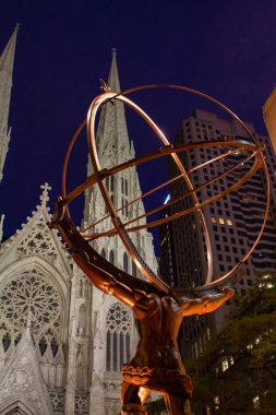 New York, New York - 15 Kasım 2022: New York 'taki Rockefeller Center' ın dışındaki Atlas Heykeli