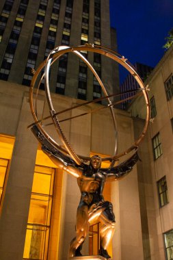 New York, New York - 15 Kasım 2022: New York 'taki Rockefeller Center' ın dışındaki Atlas Heykeli
