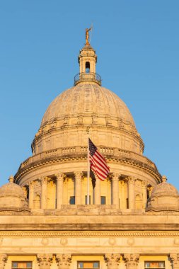 Rhode Island Eyalet Binası önünde Amerikan bayrağı dalgalanacak.