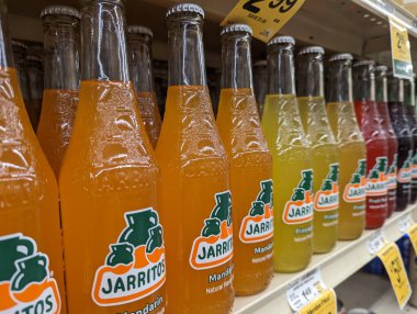 Los Angeles, CA - 15 Aralık 2023: Bir raf dolusu Jarritos soda