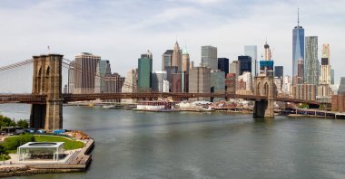 Uzaklarda Manhattan silueti olan Brooklyn Köprüsü