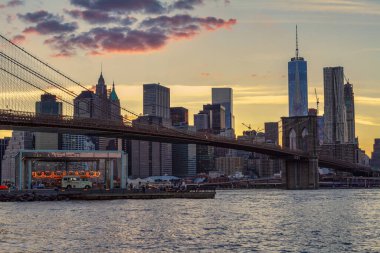 Brooklyn Köprüsü ile Manhattan silueti