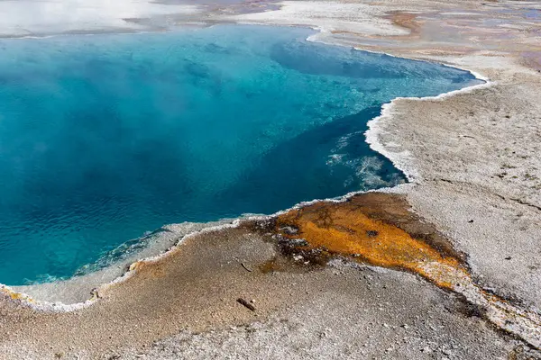 Yellowstone Ulusal Parkı 'nda su havuzu jeotermal havuzu