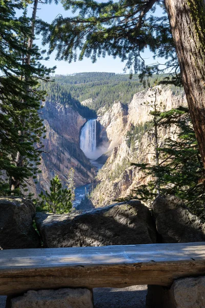 Uzaklarda Yellowstone Şelaleleri olan boş bir bank.