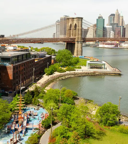Uzaktaki Manhattan 'la Brooklyn Köprüsü' nün havadan görüntüsü.