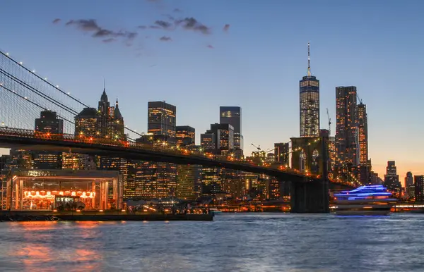 Brooklyn Köprüsü ile Manhattan silueti
