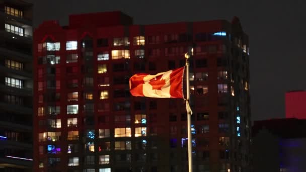Kanadai Zászló Éjszaka Fúj Balra Egy Erős Szél — Stock videók