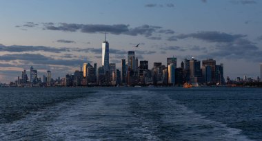 Staten Island feribotundan alacakaranlıkta Manhattan ufuk çizgisine bakın.