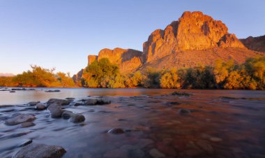 Tuz nehrinin üzerinde, Phoenix 'in dışında gün batımında kızıl kaya oluşumları