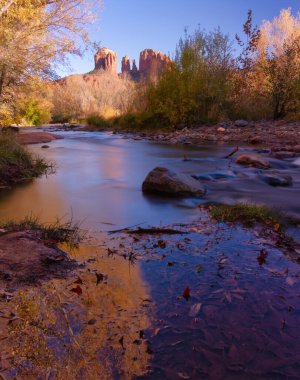Sedona Arizona 'da gün batımında Crescent Moon Park' taki Katedral Rock 'ın sonbahar manzarası