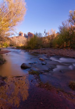 Sedona Arizona 'da gün batımında Crescent Moon Park' taki Katedral Rock 'ın sonbahar manzarası