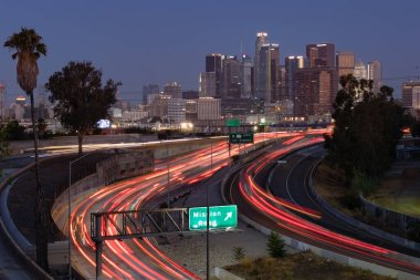 Sabah trafiği Los Angeles şehir merkezine doğru ilerliyor.