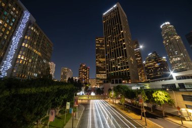 Los Angeles şehir merkezinde trafik ışıkları var.