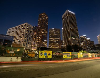 Los Angeles şehir merkezinde trafik ışıkları var.