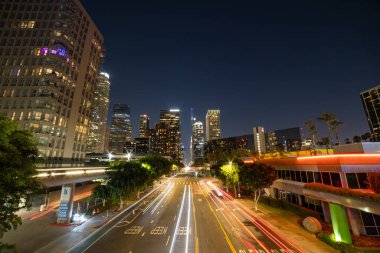 Los Angeles şehir merkezinde trafik ışıkları var.