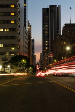 Los Angeles şehir merkezinde trafik ışıkları var.