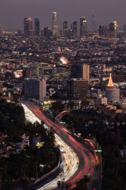 Los Angeles şehir merkezine giden 101 numaralı otoyolda trafik var.