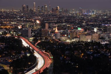 Los Angeles şehir merkezine giden 101 numaralı otoyolda trafik var.