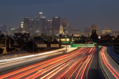 Los Angeles şehir merkezine giden karayolu trafiğinin görüntüsü