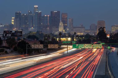 Los Angeles şehir merkezine giden karayolu trafiğinin görüntüsü