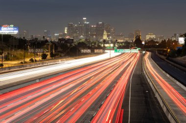 Los Angeles şehir merkezine giden karayolu trafiğinin görüntüsü