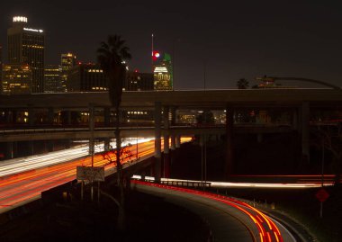 Los Angeles şehir merkezine giden yol boyunca giden trafik lambası izleri.