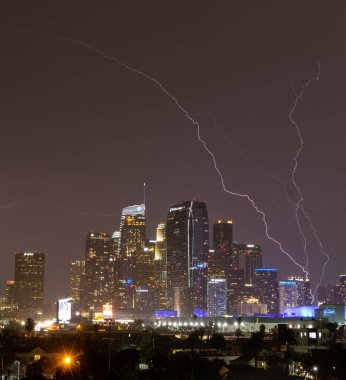 Los Angeles şehir merkezinde şimşek çakıyor.