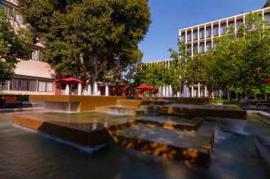 Los Angeles, CA- 19 Temmuz 2021: Güney Kaliforniya Üniversitesi kampüsündeki çeşmeler