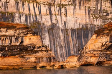 National Lakeshore 'un renkli kayalıkları