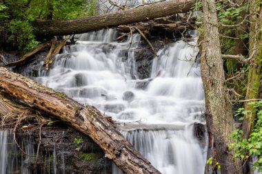 Ulusal göl kıyısındaki kayalar boyunca doğal bir kemer.