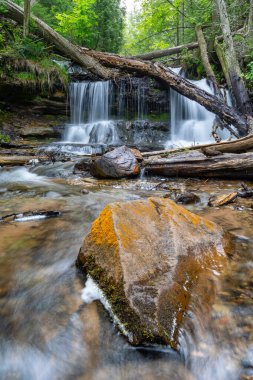 Ulusal göl kıyısındaki kayalar boyunca doğal bir kemer.