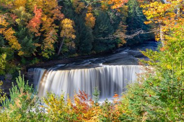 Ulusal göl kıyısındaki kayalar boyunca doğal bir kemer.