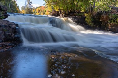 Ulusal göl kıyısındaki kayalar boyunca doğal bir kemer.