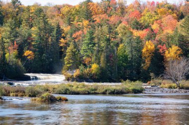 Ulusal göl kıyısındaki kayalar boyunca doğal bir kemer.
