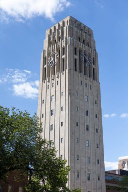Ann Arbor, MI - 15 Ekim 2022: Michigan Üniversitesi kampüsündeki saat kulesi