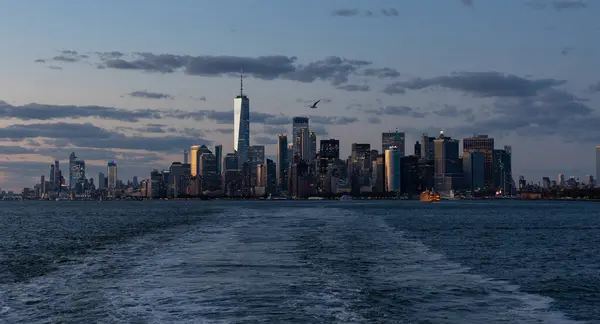 Staten Island feribotundan alacakaranlıkta Manhattan ufuk çizgisine bakın.