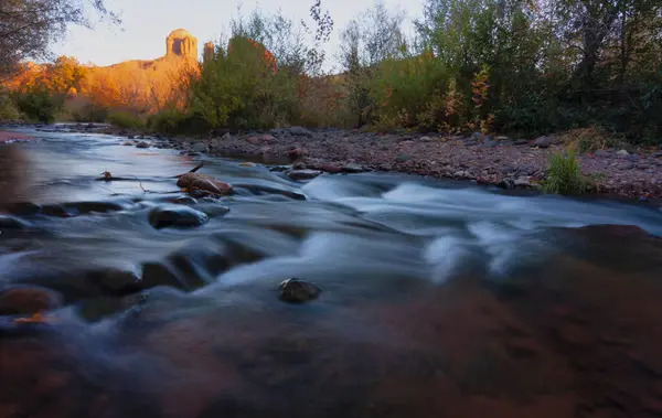 Sedona Arizona 'da gün batımında Crescent Moon Park' taki Katedral Rock 'ın sonbahar manzarası