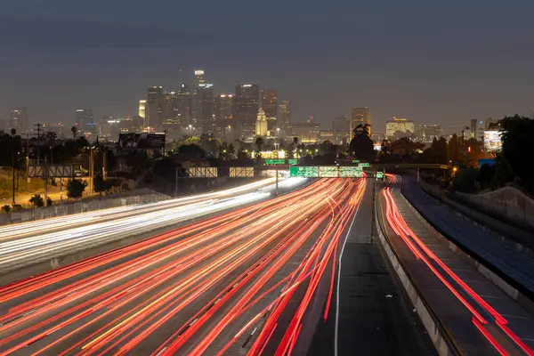 Los Angeles şehir merkezine giden karayolu trafiğinin görüntüsü