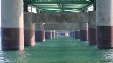 Michigan 'daki Mackinaw Köprüsü' nün altından bak