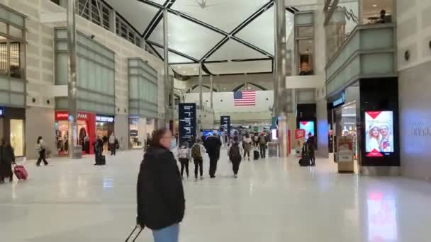 디트로이트 2023 디트로이트 공항을 이동하는 여행자의 — 비디오