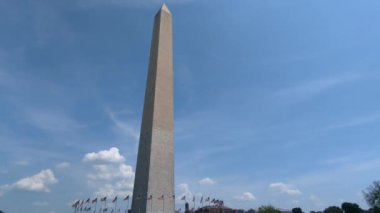 Washington Anıtı 'nın etrafında dalgalanan Amerikan bayrakları