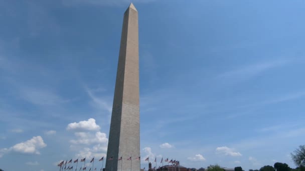 Bandeiras Americanas Acenando Torno Monumento Washington — Vídeo de Stock