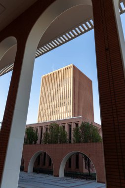 Los Angeles, CA - 25 Aralık 2023: USC binası bir kemerden görülüyor