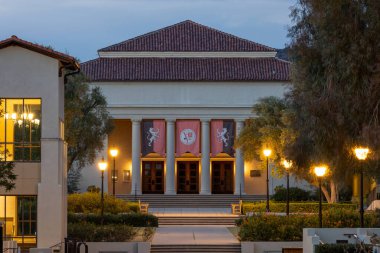 Los Angeles, CA - 20 Aralık 2023: Batı Koleji kampüsündeki akademik bina