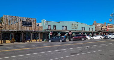 Batı Yellowstone, MT - 10 Ekim 2023: Batı Yellowstone kasabasındaki mağazalar sırası